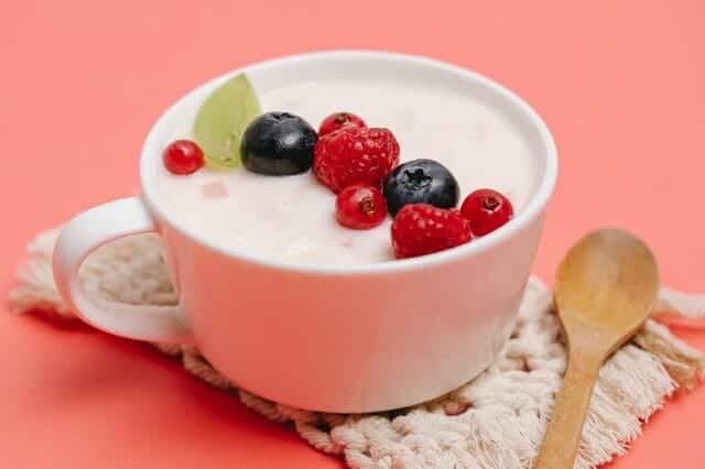  Yoghurt med frukt i en kopp
