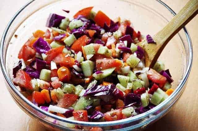  hackade grönsaker i en salladsskål