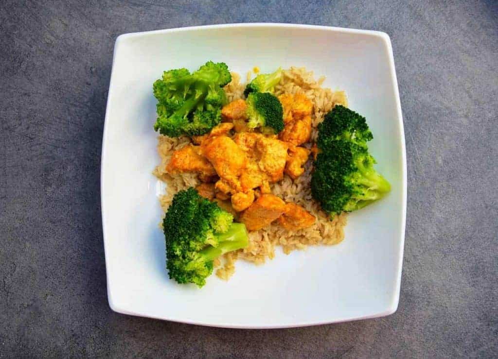  ris med kyckling och broccoli på en tallrik