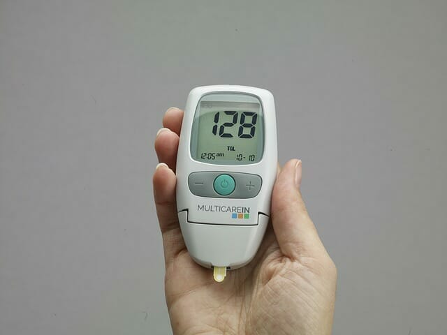 en glukometer i handen