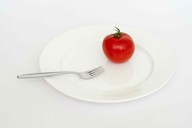  En tomat och en gaffel på din tallrik