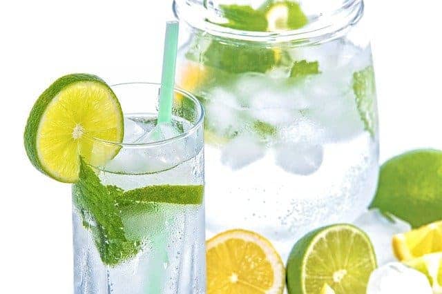  Vatten med citron, lime och is