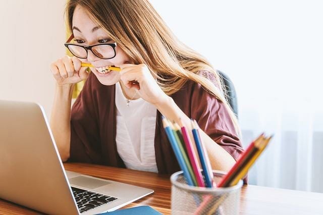  En stressad kvinna vid den bärbara datorn