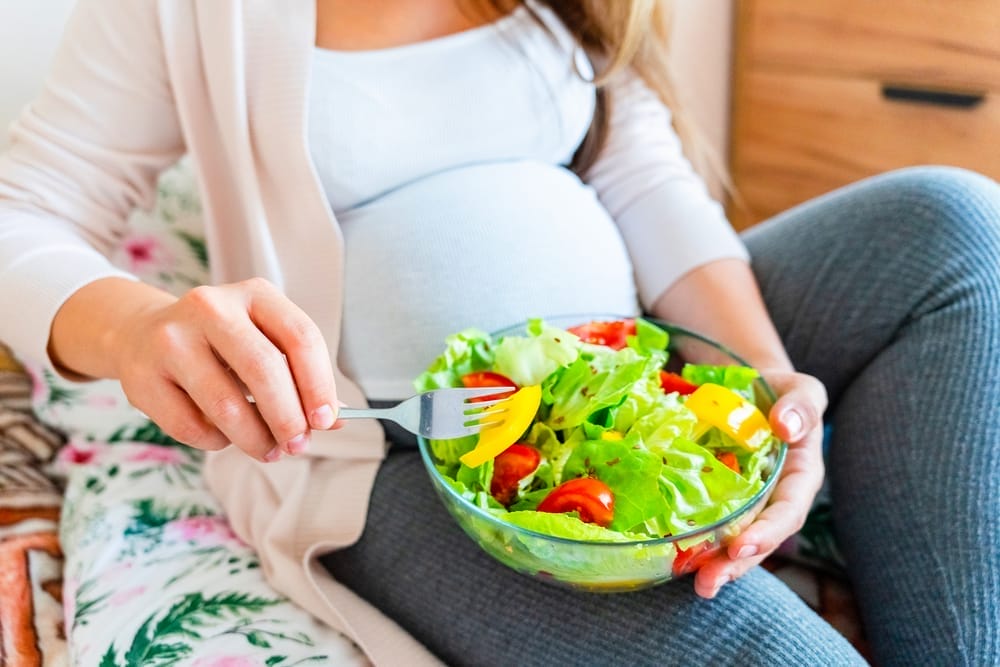  gravid kvinna äter sallad